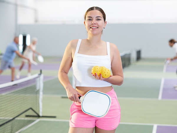 Bóng pickleball chơi trong nhà nhẹ hơn ngoài trời