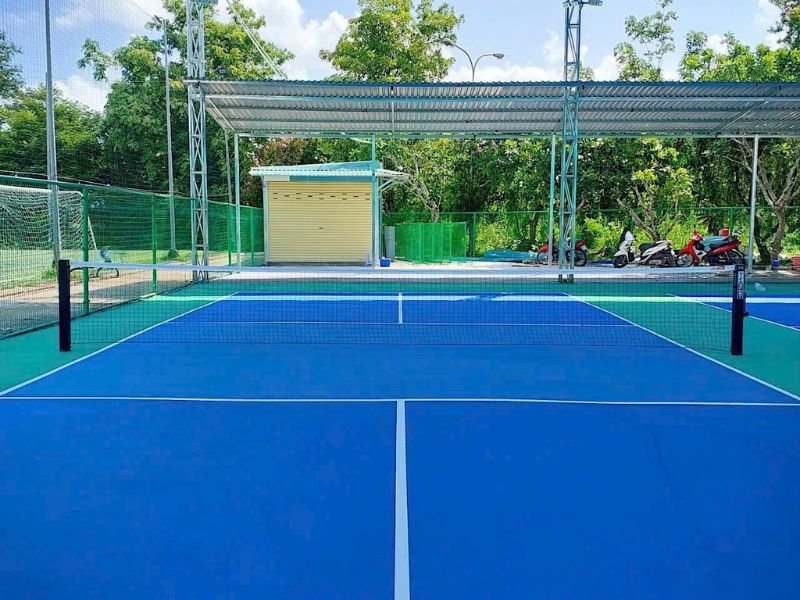 Hình ảnh trụ Pickleball thi đấu 303705-P lắp đặt ngoài trời