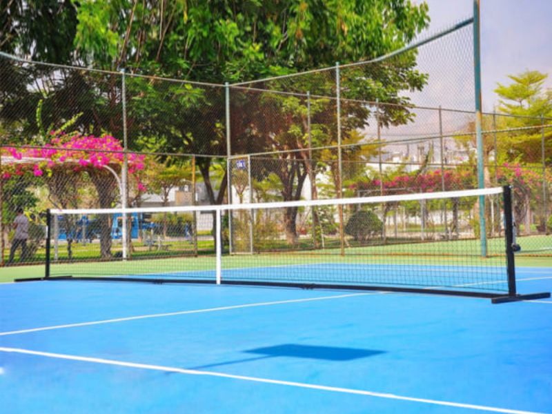 Hình ảnh Trụ Pickleball 303701-P được lắp đặt ngoài trời