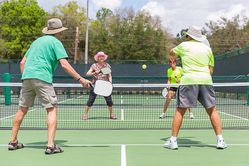 Người lớn tuổi chơi pickleball giúp cơ thể linh hoạt và khỏe khoắn hơn