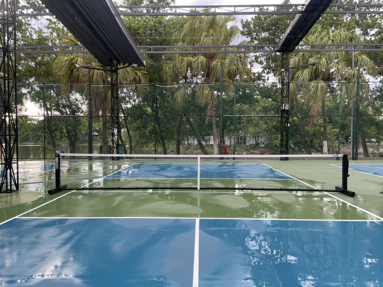 Hình ảnh thực tế Trụ Pickleball thi đấu 303704-P lắp cho khách hàng bên Thiên Trường sport