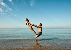 Acro Yoga là gì? Những lợi ích tuyệt vời khi tập luyện Acro Yoga !