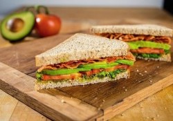 Bánh mì Sandwich bao nhiêu calo? Ăn Sandwich có béo không?