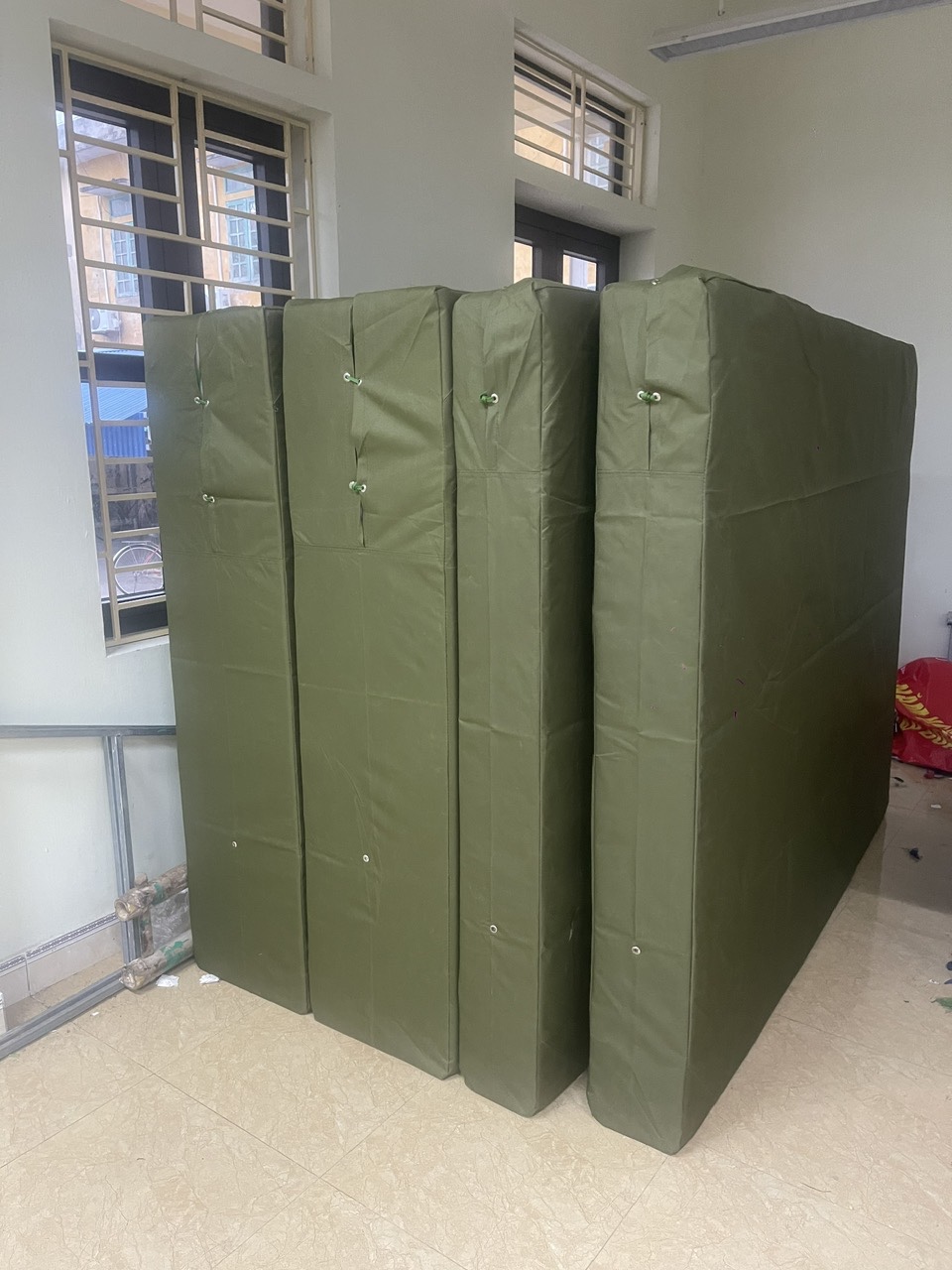 bàn giao nệm nhảy cao cho trường học