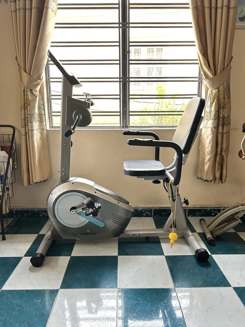 Xe đạp phục hồi chức năng với ghế tựa vững chắc