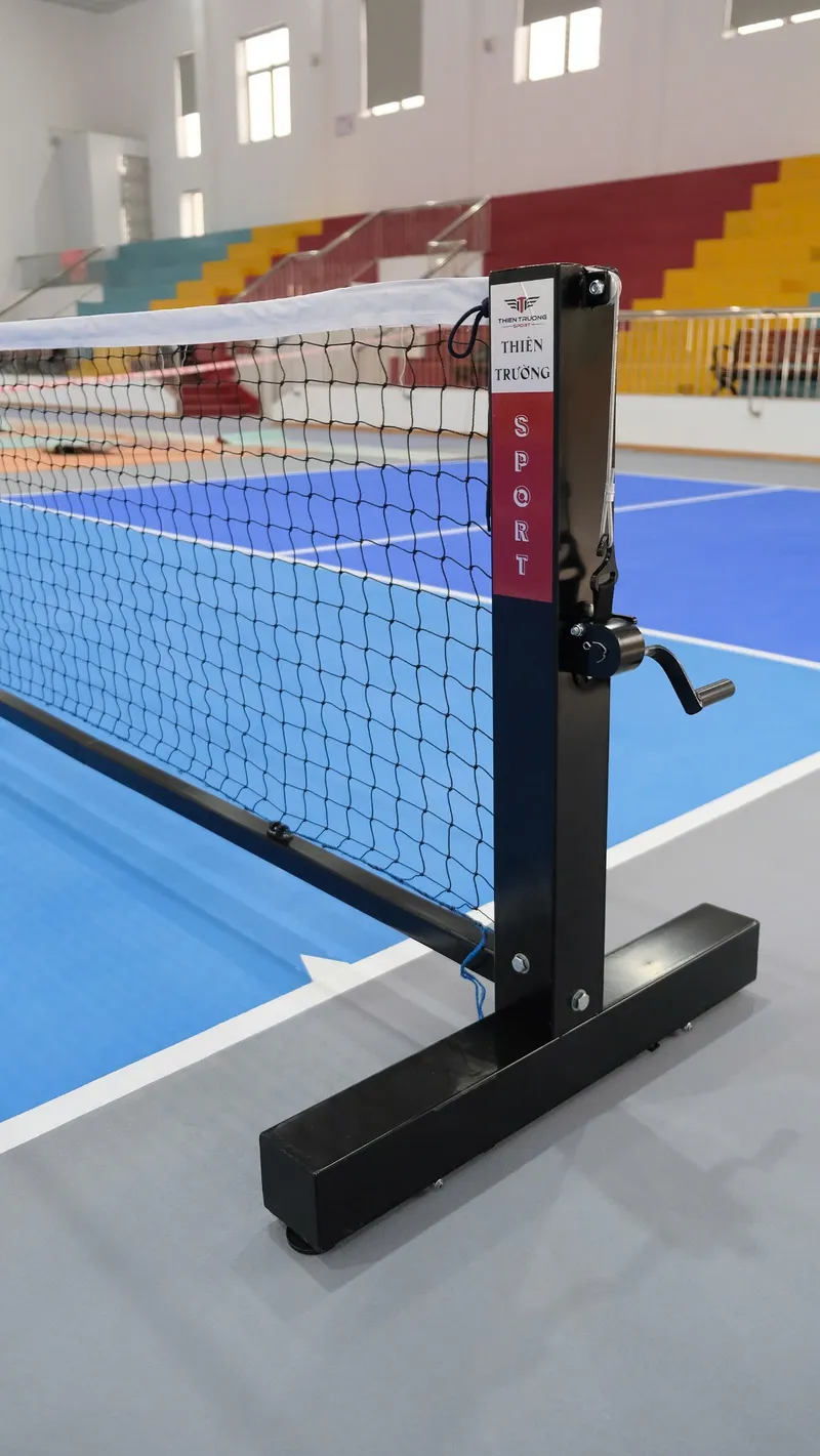 Phần trụ chính được làm từ thép hộp to, nặng, chắc chắn