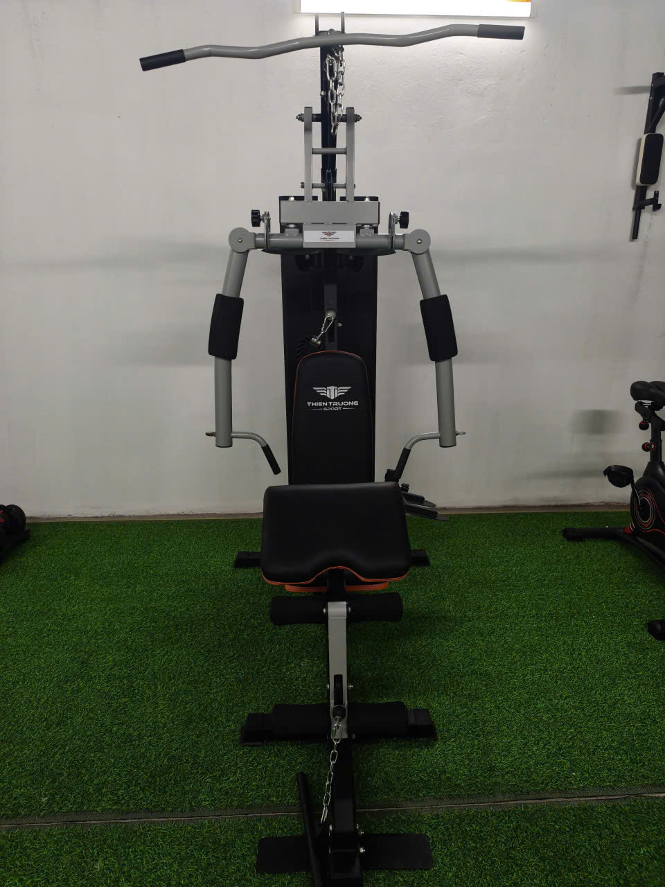 Giàn tạ đa năng HQ-708 15 Giàn tạ đa năng HQ 708 được lắp đặt trong phòng tập gym tại nhà