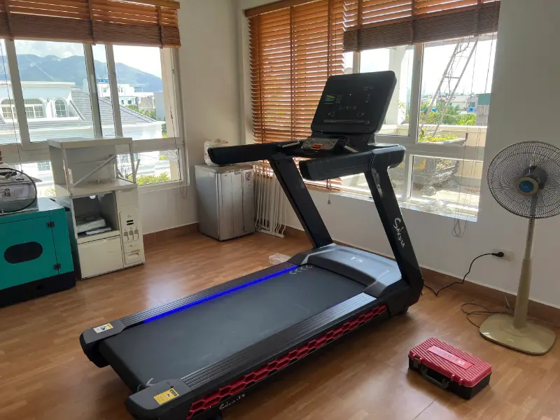 Máy chạy bộ phòng Gym Sakura V8 6 Hình ảnh máy chạy bộ phòng gym Sakura V8