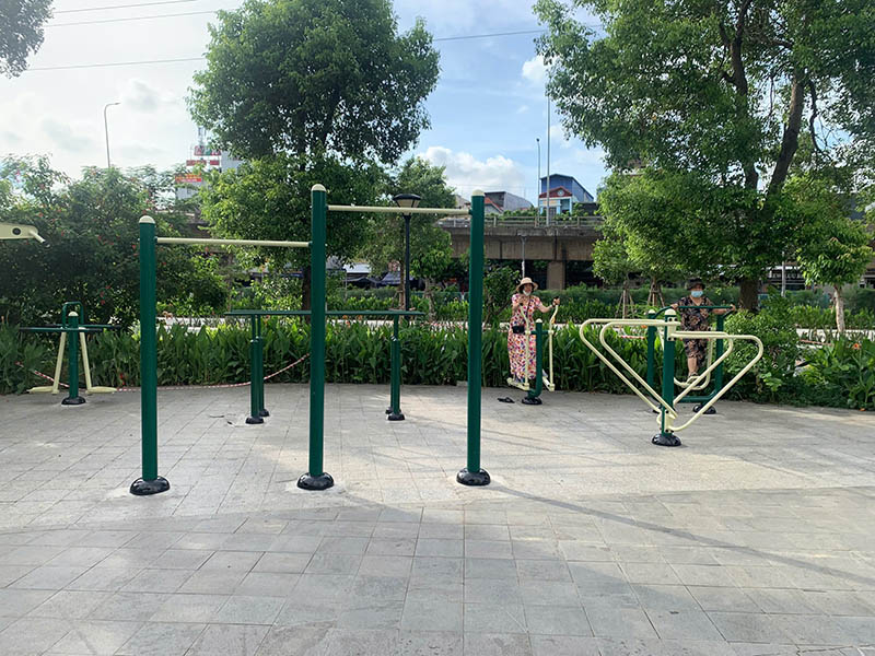 Xà đơn 2 cấp HQ-622 3 Xà đơn 2 cấp HQ-622 lắp đặt bằng cách chôn cố định xuống nền