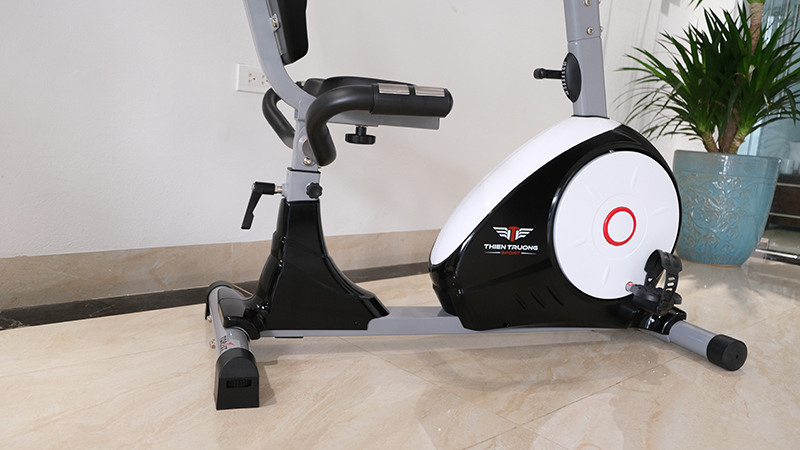 Xe đạp tập phục hồi chức năng K8602R 11 Hệ thống sử dụng bánh đà và dây curoa giúp đạp xe êm hơn