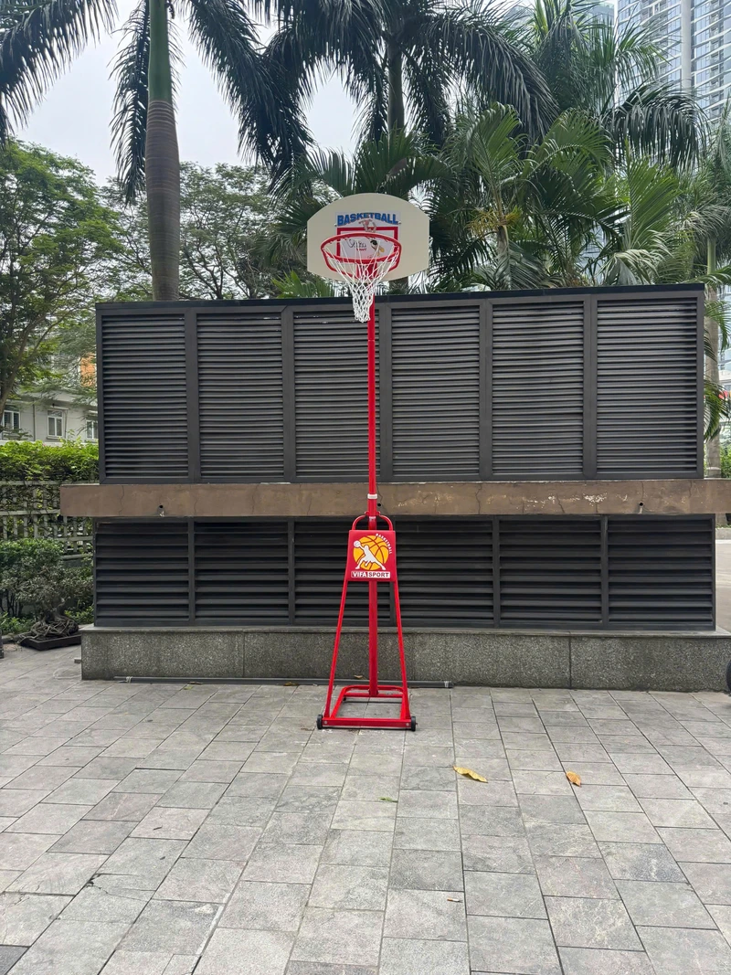 Trụ bóng rổ 801814 lắp tại khuôn viên