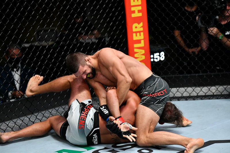 Hạ knock out đối thủ để kết thúc trận đấu MMA