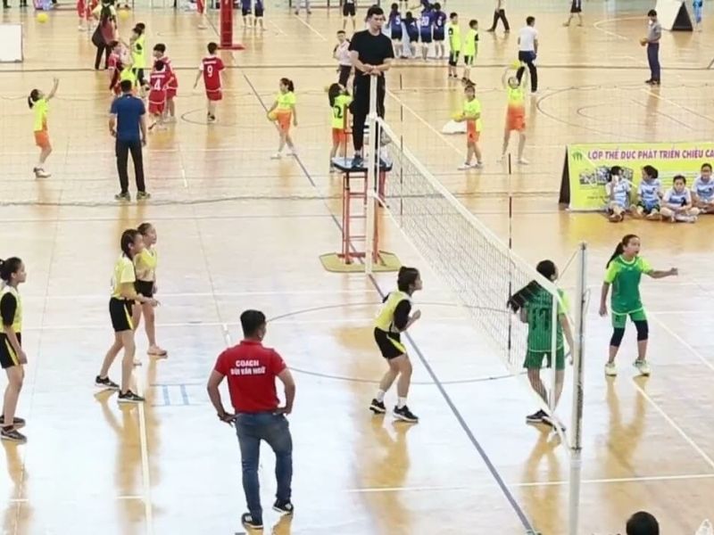 Lớp học bóng chuyền tại Trung tâm thể dục Bằng Tâm được thiết kế đặc biệt nhằm giúp trẻ từ 10 tuổi