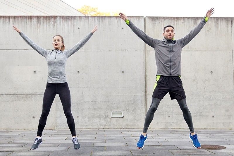 Hướng dẫn 10 bài tập thể dục toàn thân giảm mỡ hiệu quả 9 Bài tập Jumping Jacks
