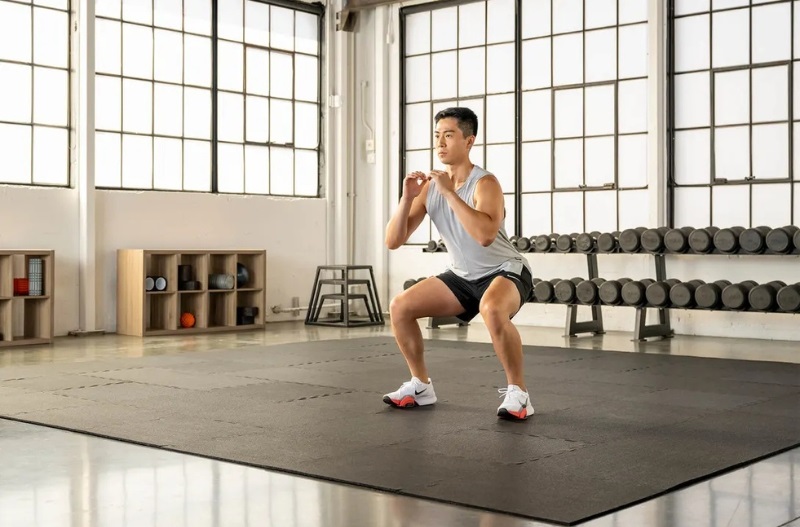 Hướng dẫn 10 bài tập thể dục toàn thân giảm mỡ hiệu quả 1 Bài tập Squat