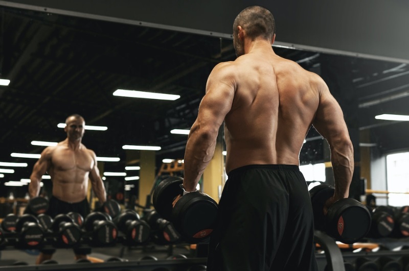 Dumbbell Shrug là gì? Cách tập hiệu quả nhất cho cơ cầu vai 3 Dumbbell Shrug