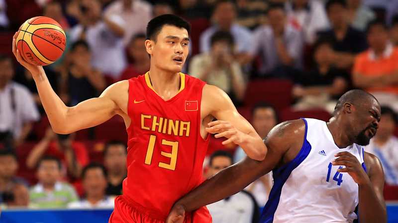 Yao Ming bắt đầu chơi bóng rổ chuyên nghiệp tại câu lạc bộ Shanghai Sharks