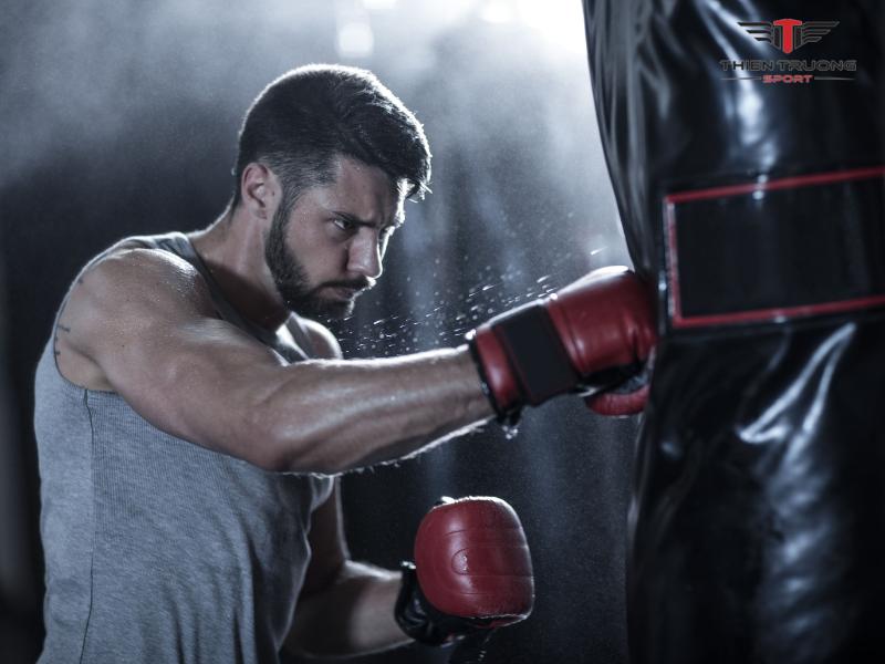 Hướng dẫn bài tập MMA tại nhà đơn giản, hiệu quả nhất 9 Tập đấm bao cát