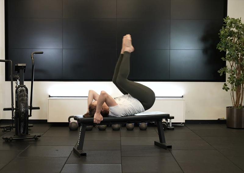Bài tập cơ bụng Reverse Crunch On Bench