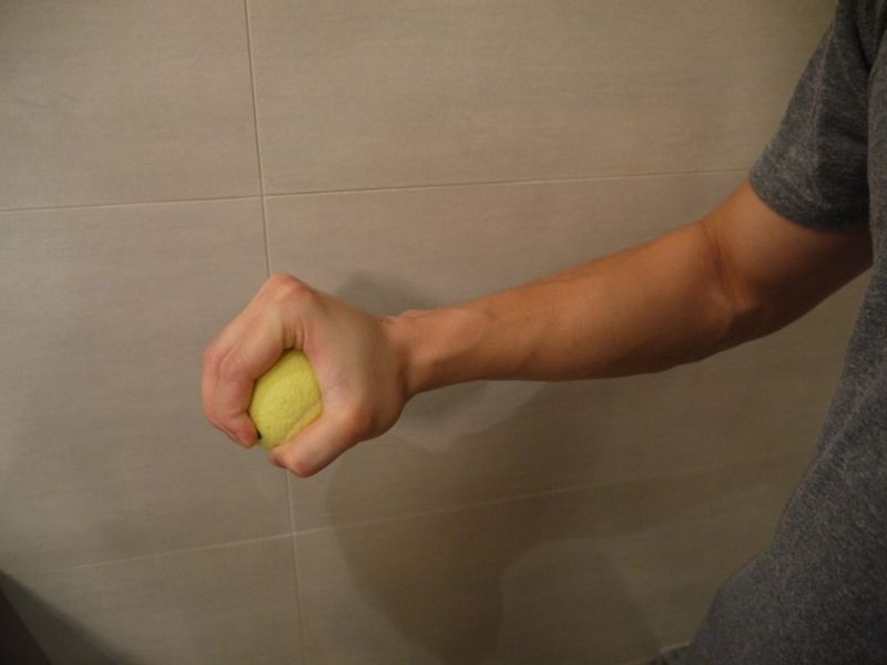 Bóp bóng tennis là một trong những bài tập bổ trợ đập bóng chuyền đơn giản và hiệu quả nhất