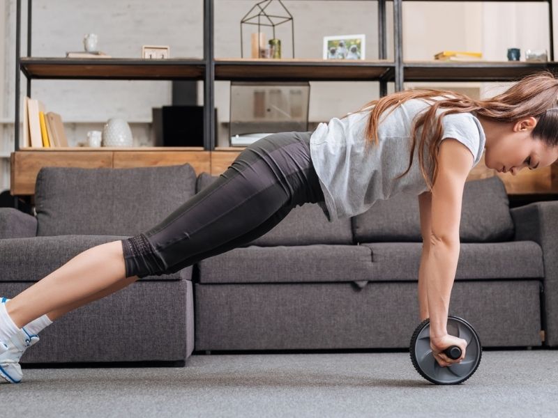 bài tập bụng với con lăn cho nữ