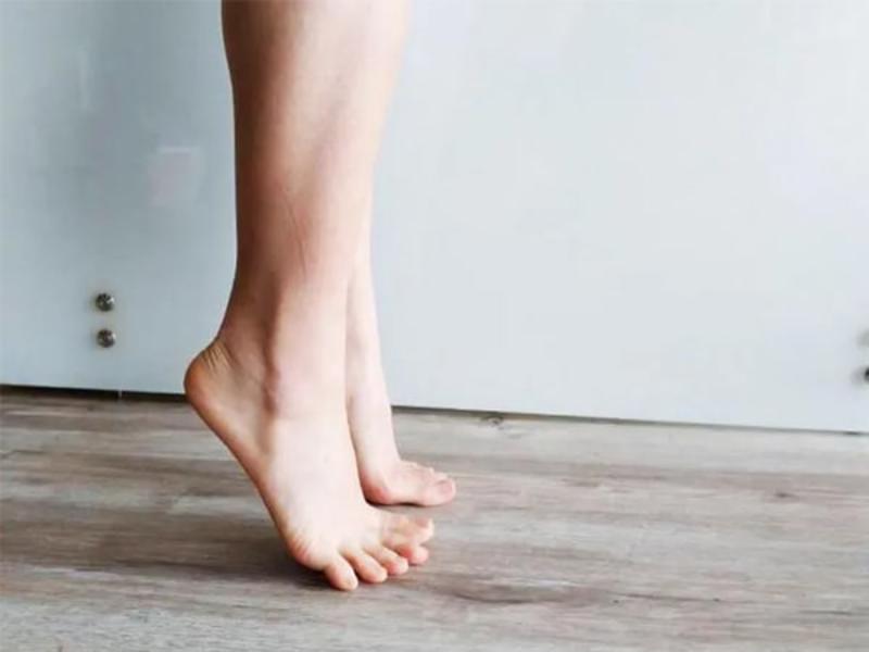 Bài tập toe raises (nhón gót chân)