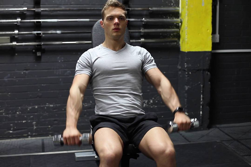 Dumbbell Front Raise là gì? Cách tập và bí quyết cho người mới 4 Bài tập Seated Dumbbell Front Raise