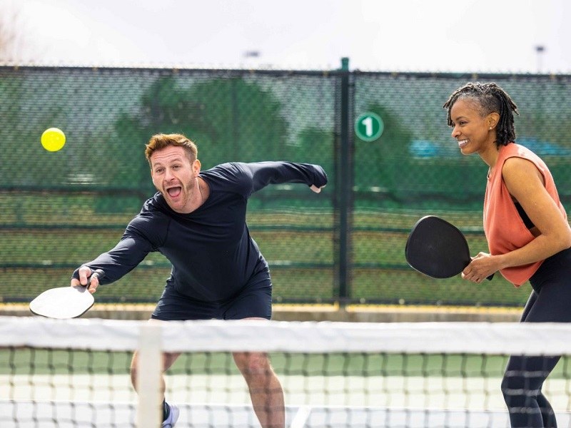 Một cách xử lý cú đánh mạnh trong pickleball là thực hiện kỹ thuật lốp bóng