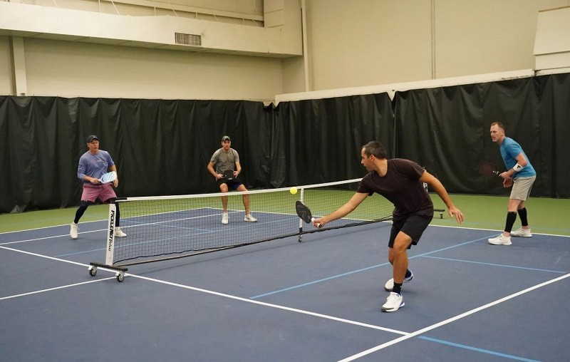 Để thực hiện tốt cách xử lý cú đánh mạnh trong pickleball cần tận dụng vị trí trên sân