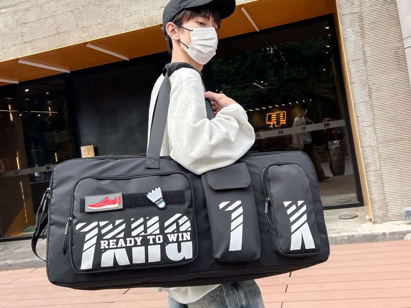 cách đeo túi đựng vợt cầu lông