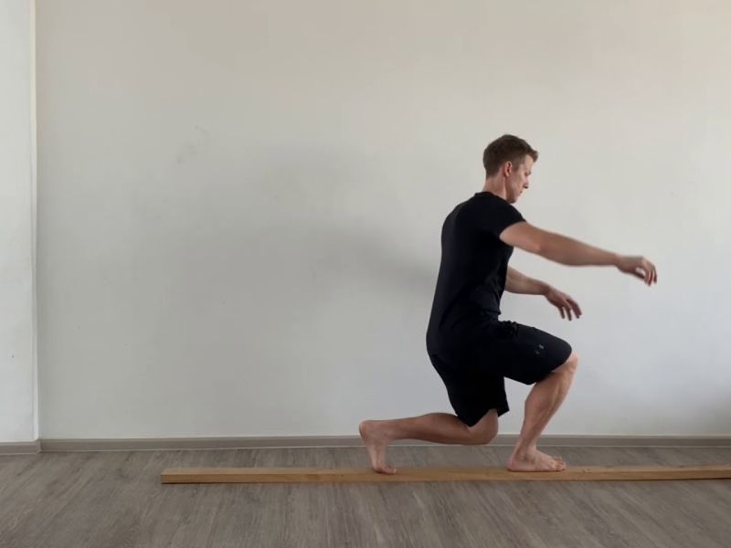 Lunges trên xà thăng bằng