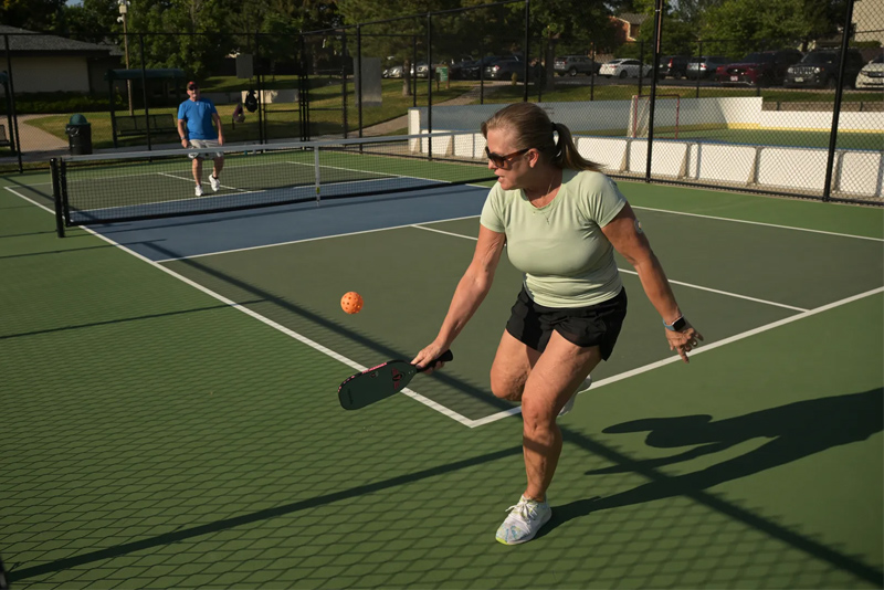 Thực hiện kỹ thuật Volley trong pickleball