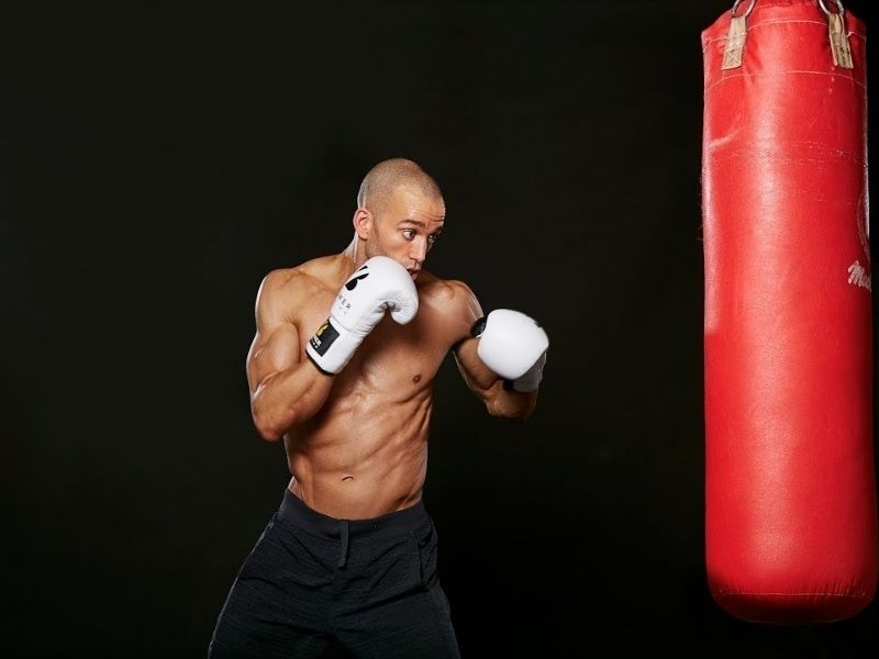 Hướng dẫn top 7 bài tập cardio boxing cho người mới 5 Đấm bao cát kết hợp với di chuyển