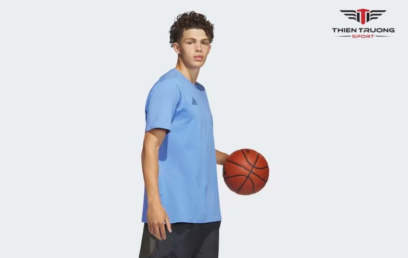 Chơi bóng rổ nên mặc gì? 5 loại trang phục bóng rổ cần thiết 2 Áo T-shirt
