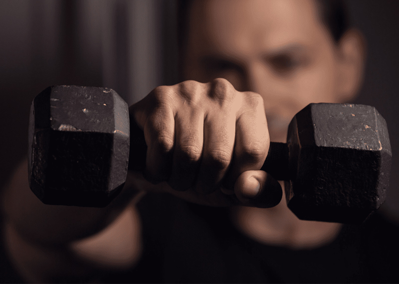 Dumbbell Front Raise là gì? Cách tập và bí quyết cho người mới 5 Chọn tạ có trọng lượng phù hợp