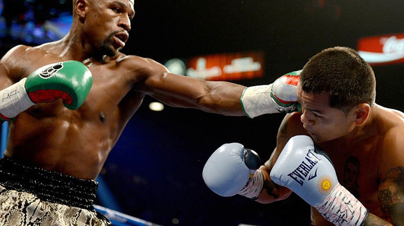 Combo đòn Lead Uppercut, Cross, Left Hook tấn công trúng điểm yếu đối thủ