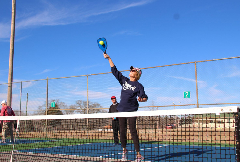 Thực hiện kỹ thuật Overhead Smash trong Pickleball