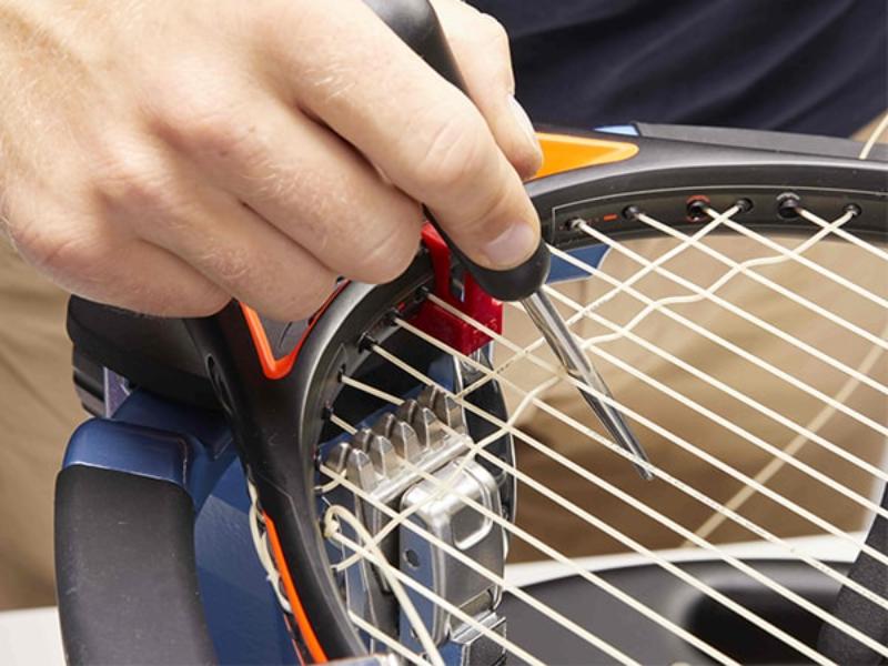 Đan dây lưới vợt cầu lông theo chiều ngang