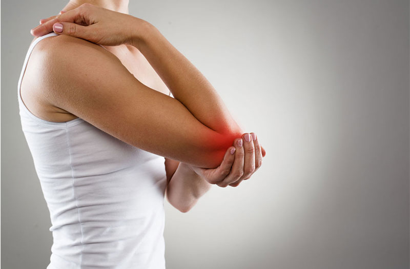 Khuỷu tay bị sưng tấy hoặc đau nhức là biểu hiện thường gặp