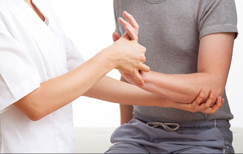 Nên đi khám bác sĩ nếu tình trạng đau khuỷu tay không giảm