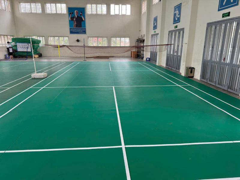 Chọn đơn vị cung cấp dụng cụ và thi công sân cầu lông uy tín
