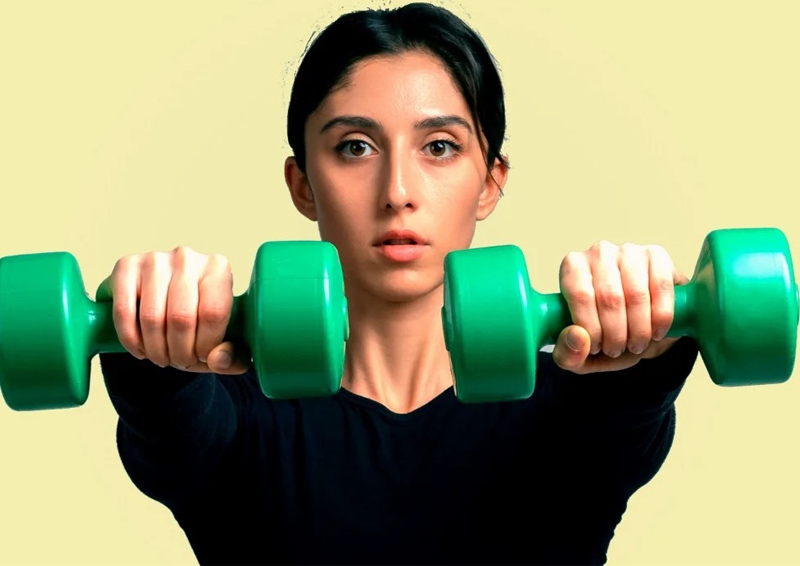Dumbbell Front Raise là gì? Cách tập và bí quyết cho người mới 1 Bài tập Dumbbell Front Raise