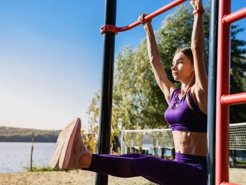 Hanging Leg Raise là một bài tập bụng hiệu quả với xà đơn