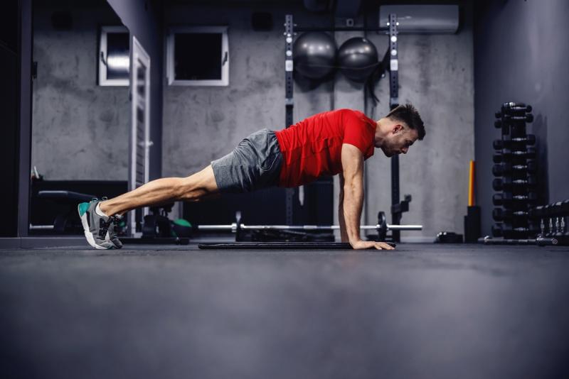 Bước 1 tập hít đất 1 tay