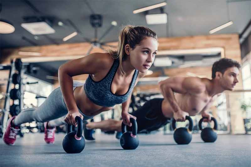 Cách hít thở khi hít đất đúng theo chia sẻ của HLV tập Gym 6 Bài tập hít đất với tạ tay