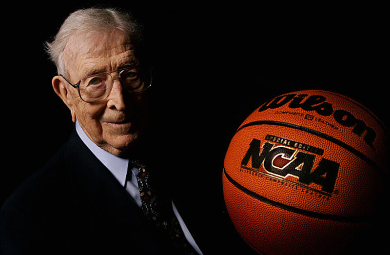 Top 8 huấn luyện viên bóng rổ nổi tiếng hàng đầu thế giới 7 Huấn luyện viên bóng rổ John Wooden