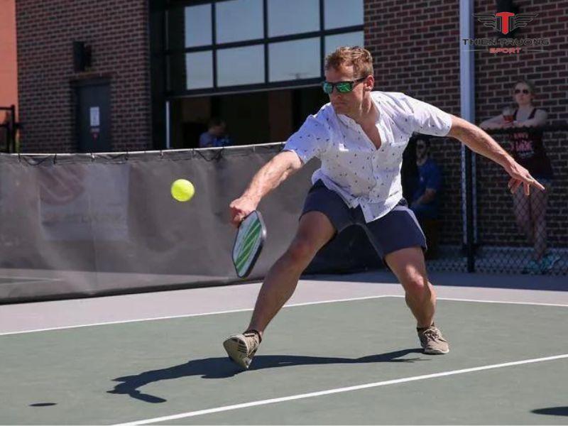 Cú bỏ nhỏ thứ 3 vào khu vực non-volley với người chơi chuyên