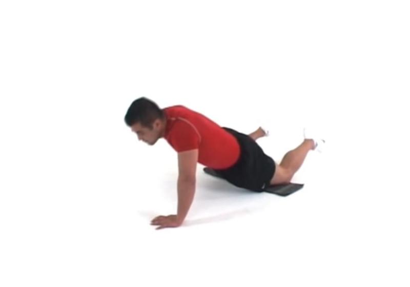 Động tác quỳ gối hít đất 1 tay