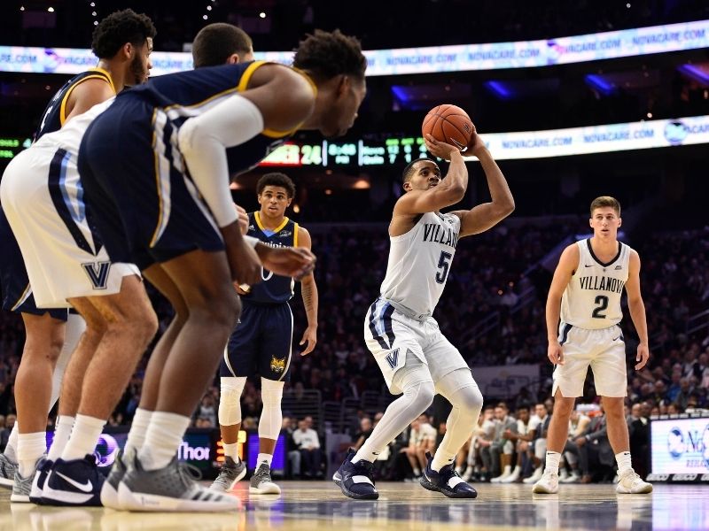 Khi chuẩn bị ném phạt, cầu thủ cần có tư thế đứng vững chãi và cân bằng