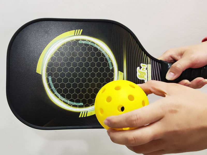 Mẹo nhận biết vợt pickleball thật và giả chính xác nhất 3 Thử sử dụng vợt pickleball trước khi mua